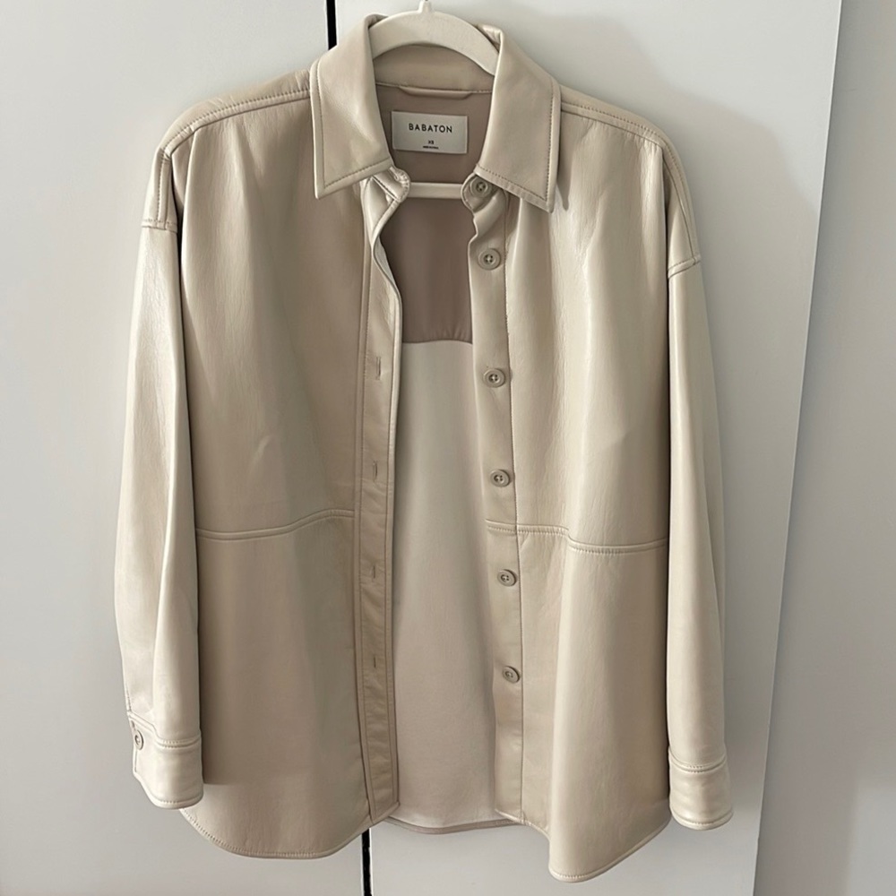 Aritzia Babaton vegan leather shirt jacket size xs in beige